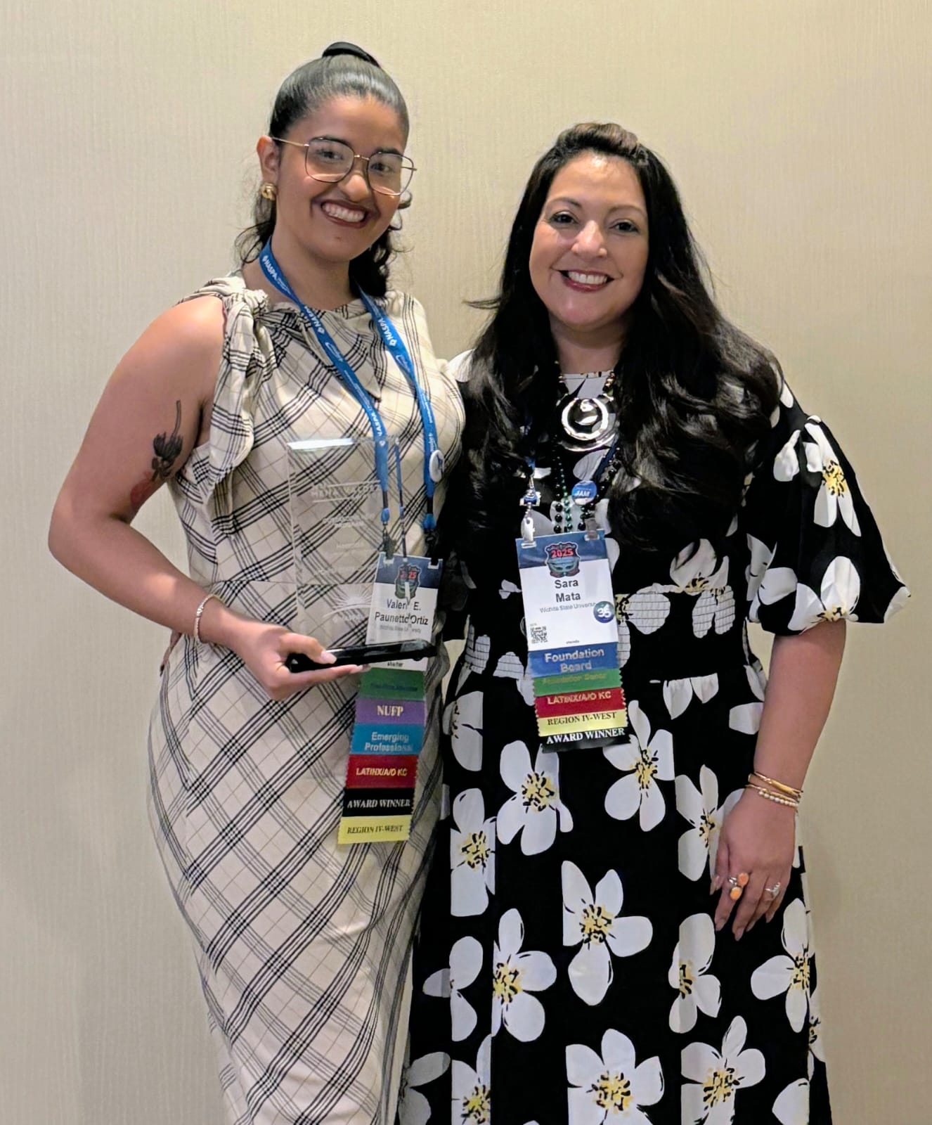 Dr. Sara Mata receiving the award.