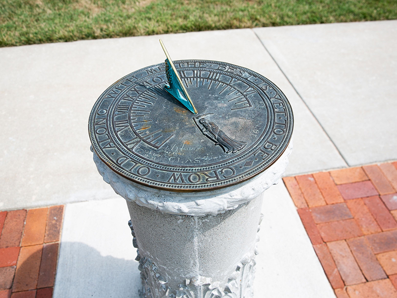 WSU sundial with the inscription from poet Robert Browning: 