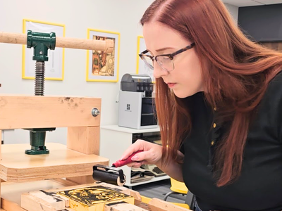 Katie inks a 3D-printed block Katie inks a 3D-printed block