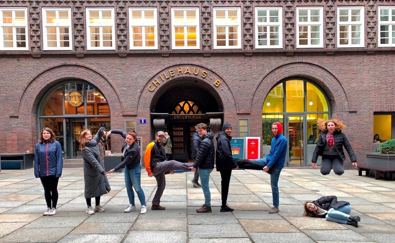 Students posing in front of Chilehaus-B