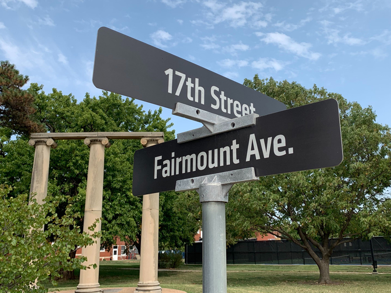 Fairmount and 17th Street Sign