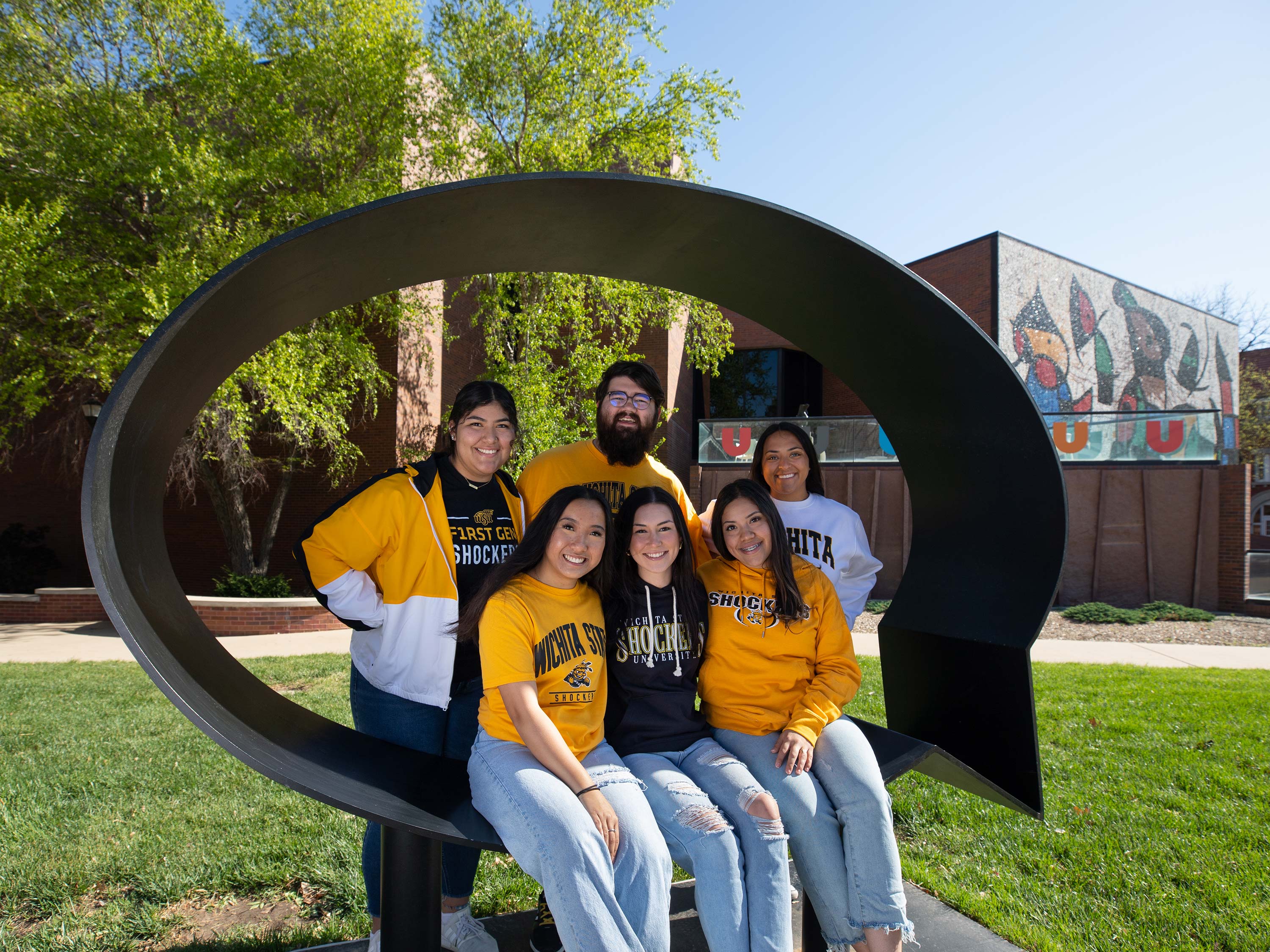 Estudiantes en el campus frente al Museo de Arte Ulrich