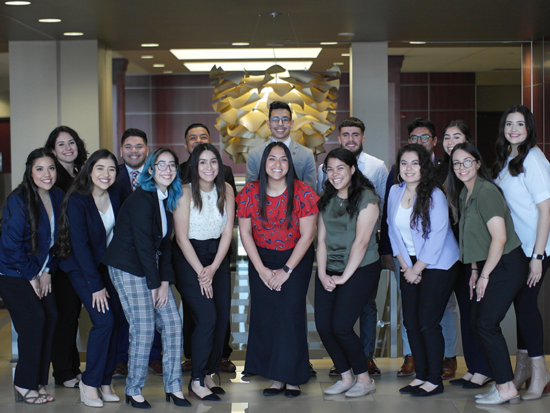 Los participantes de Latinos LEAD posan en el Rhatigan Student Center después de un evento