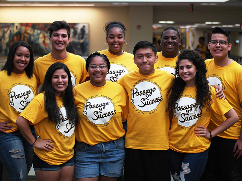 Los participantes de Passage 2 Success posan en el Rhatigan Student Center