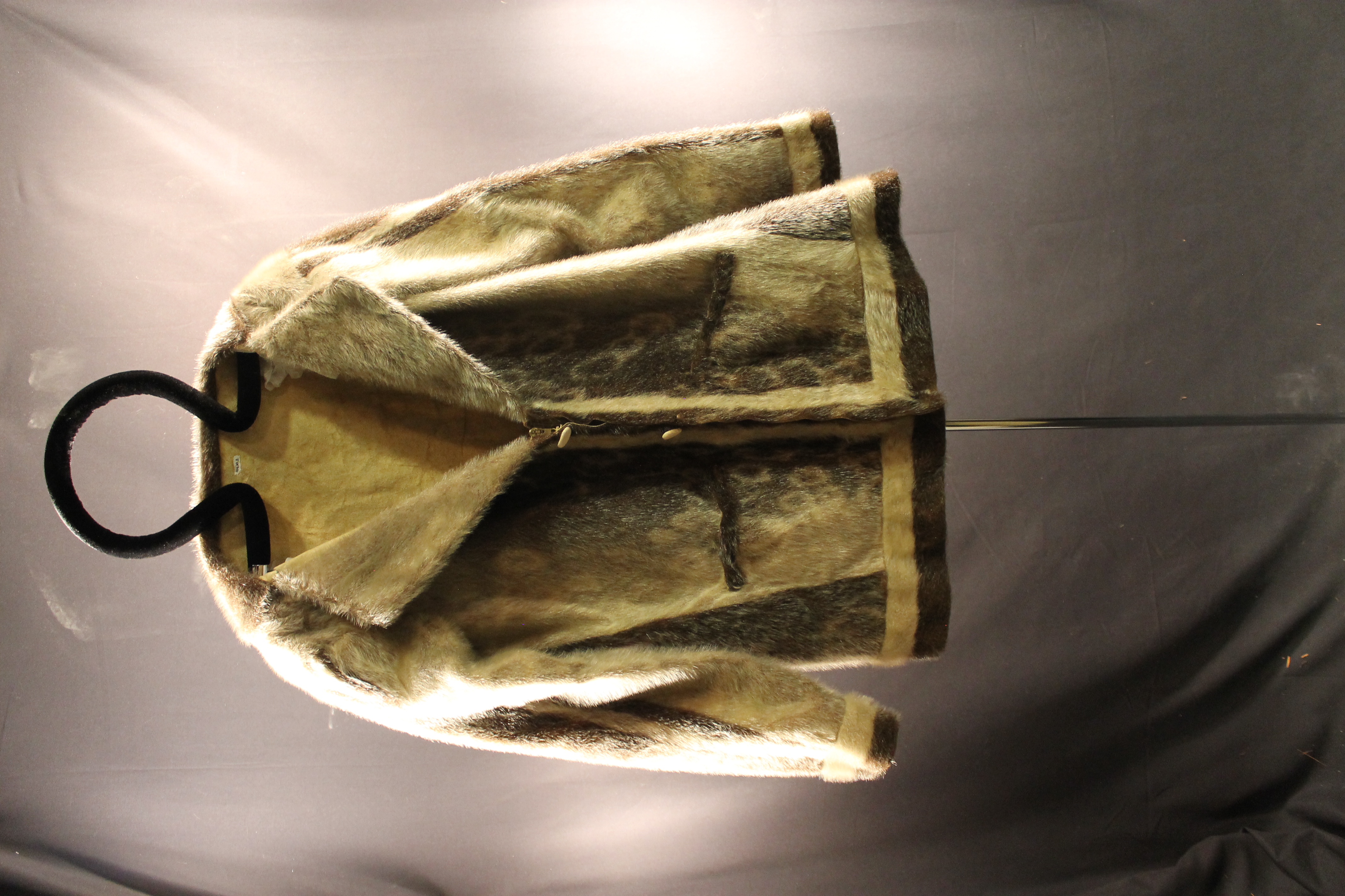  Sealskin jacket with a collar and two front pockets with a metal zipper.